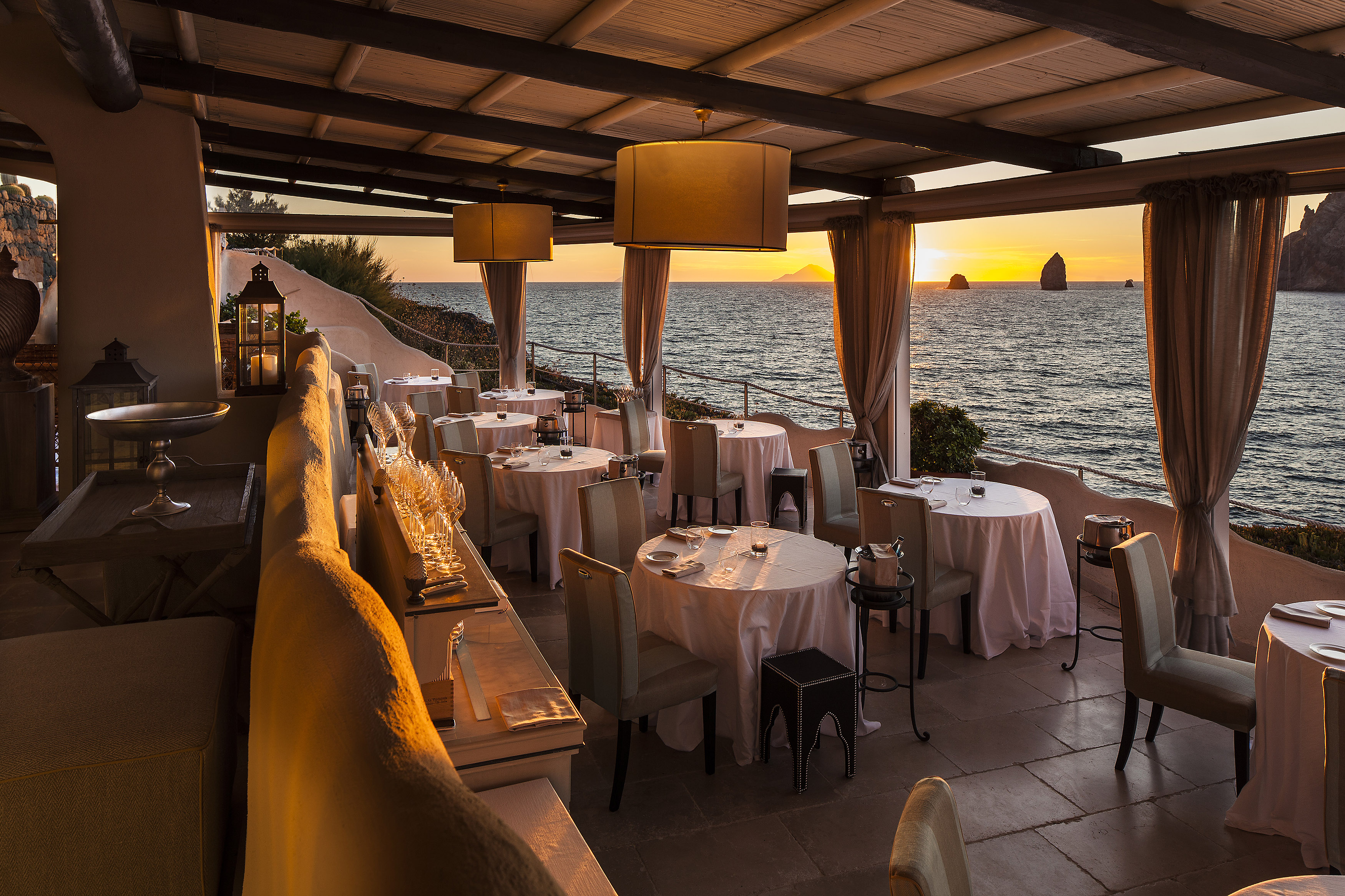 May Travel Therasia resort Tramonto romantico dal ristorante 1 stella Michelin il Cappero